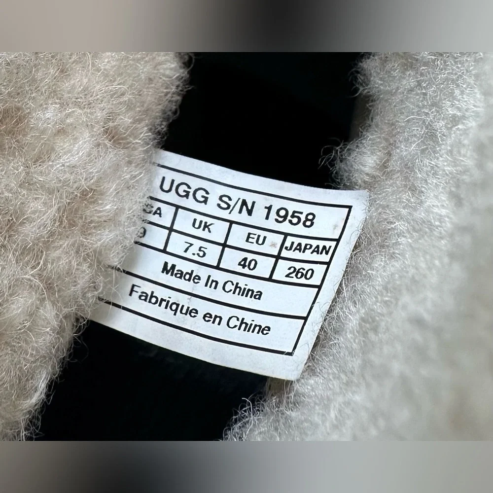 UGG Lynnea 1958 black leather boots booties fold over shearling‎ warm cozy thick